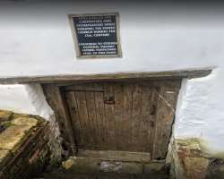 The lodged for the carpenters and stonemasons who constructed the Parish Church in the 13th century is still in the inn.